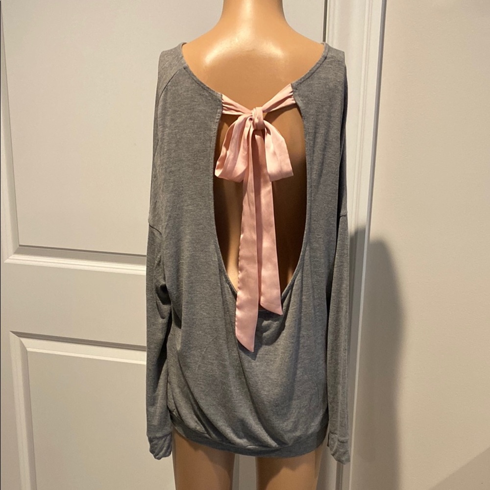 Chic Gray Top with Pink Bow Detail